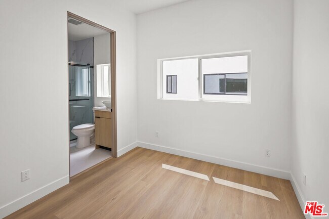 Building Photo - 11012 Hortense St