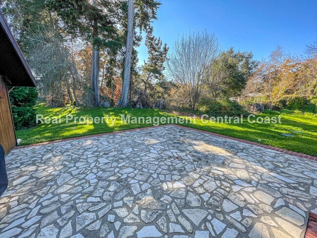 Building Photo - AVAILABLE OCTOBER - Large 4 Bedroom / 3 Ba...