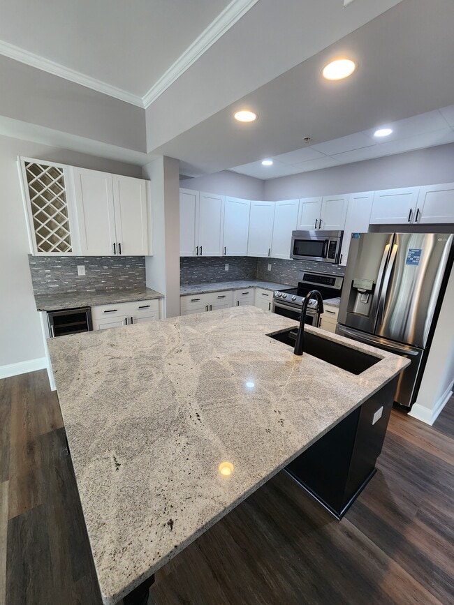 Building Photo - 405 W 7th St