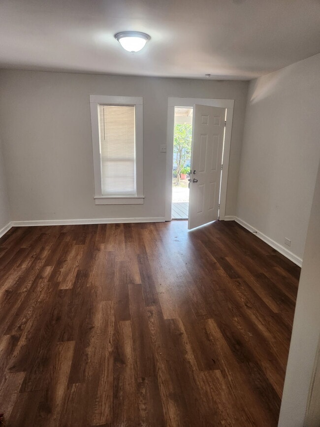 Building Photo - 3 Annie St