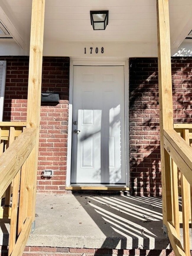 Building Photo - Recently Renovated 2 Bedroom 1 Bath Home AVAILABLE NOW . ($500 OFF IF MOVEIN BY April 1, 2026)