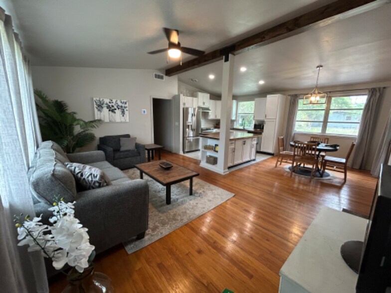 Building Photo - 7424 Roslyn Rd