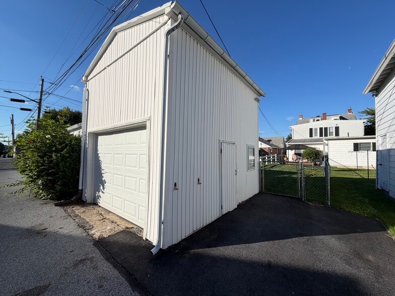 Building Photo - 307 S Whiteoak St