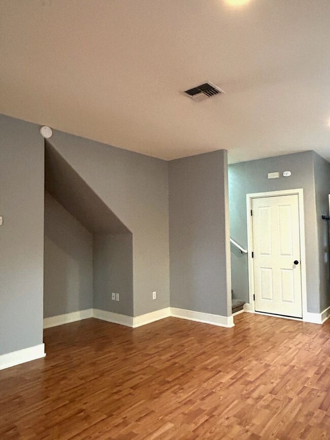 Building Photo - 2 Bedroom-2.5 Bath Townhome