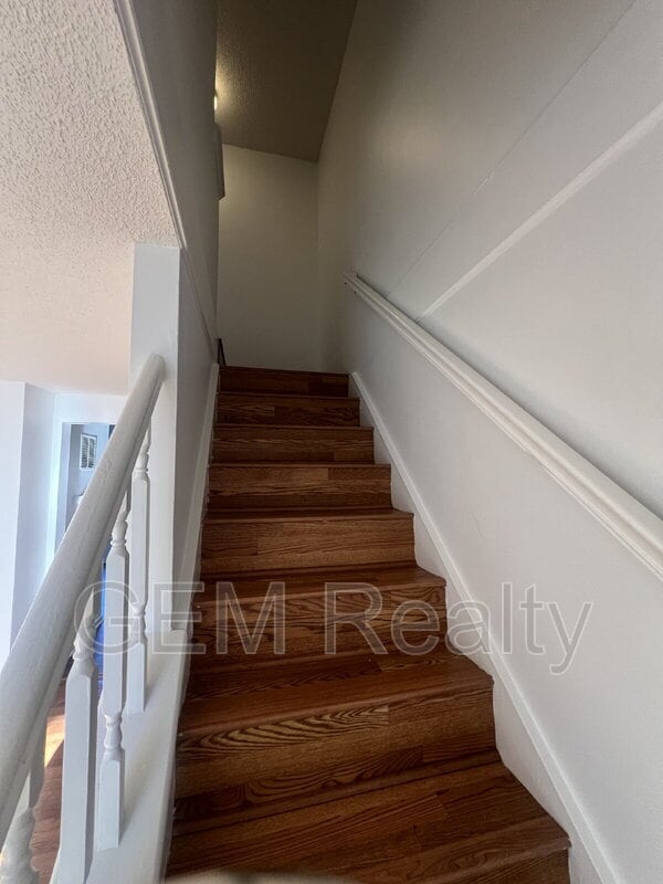 Building Photo - 405 Carnaby St