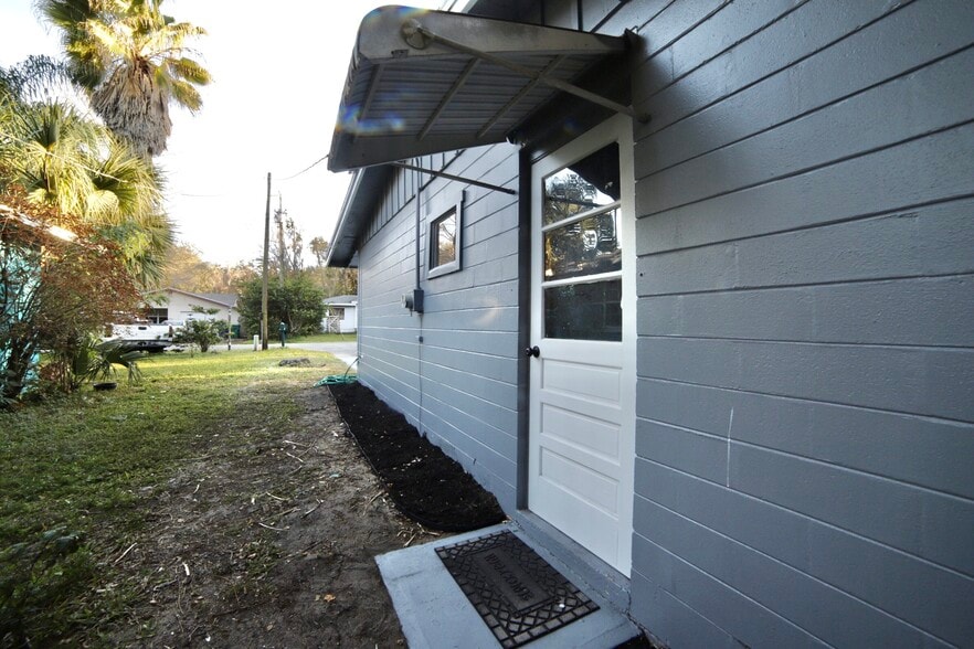 Side Entrance - 113 Astor St