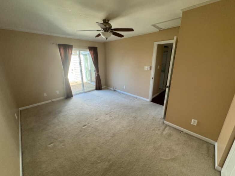 Building Photo - 1469 Bobolink Pl