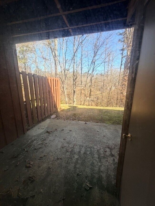 Building Photo - Rock Knoll