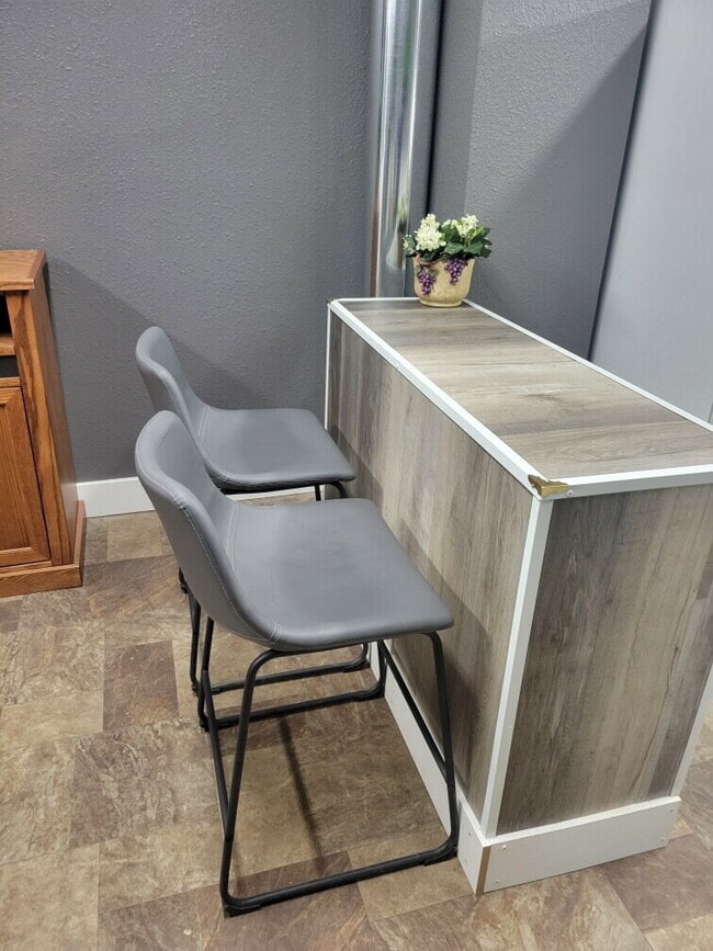 Building Photo - 208 6th Ave SW