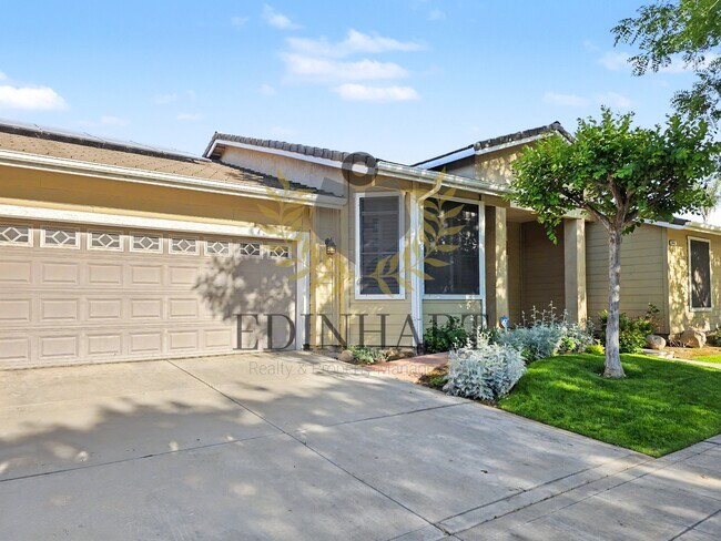 Building Photo - 818 S Apple Ave