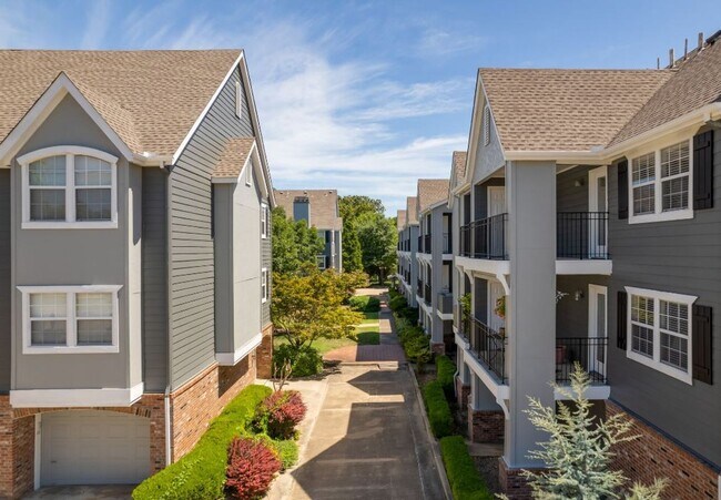 Building Photo - Beautiful large 2-bedroom 2 baths with 1 car garage in Mid Town Tulsa!!