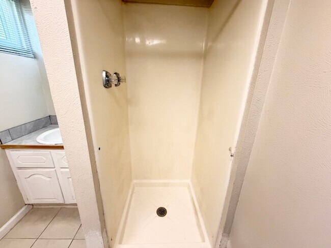 Building Photo - Ideal For Student Housing