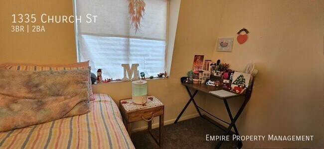 Building Photo - 3 Bedroom/1.5 Bathroom Town House in Fount...