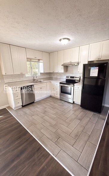 Building Photo - 193 W Canterbury Dr