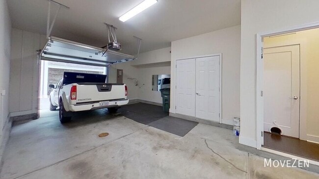 Building Photo - 15041 New Amsterdam Ln
