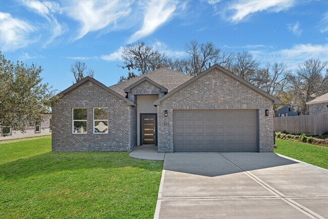 Primary Photo - 939 Lake View Dr