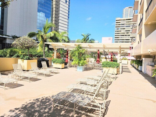 Building Photo - Waikiki Four Paddles 1 Bedroom 1 Bathroom 1 Parking 6th Floor Renovated Condominium