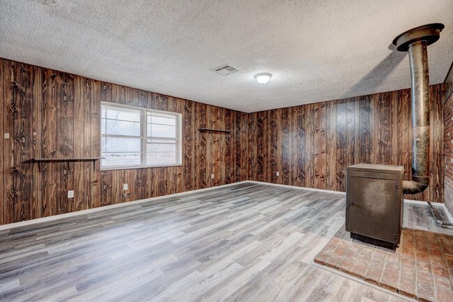 Building Photo - 3 bed 1 bath home in Mustang,OK