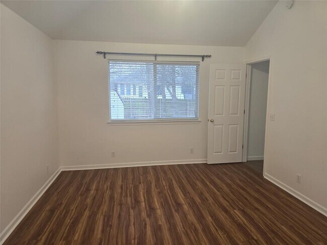 Building Photo - 103 Hummingbird Ct