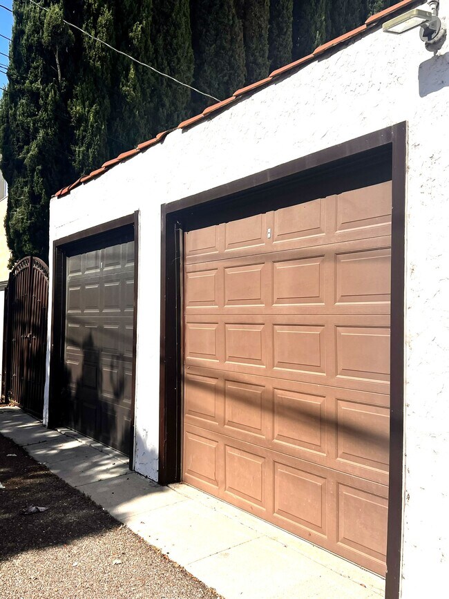 Building Photo - 1106 S Doheny Dr