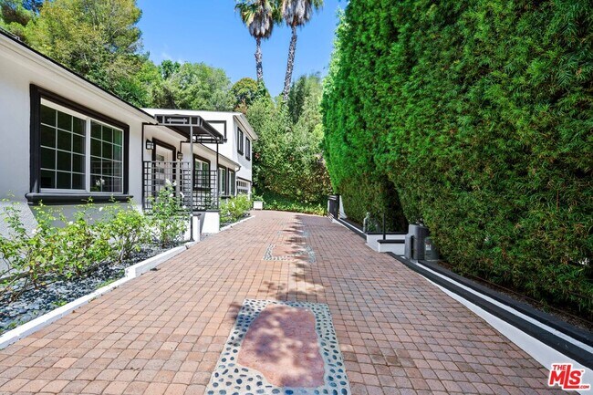 Building Photo - 2563 Hutton Dr