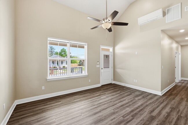 Building Photo - 705 Woodmore Ln