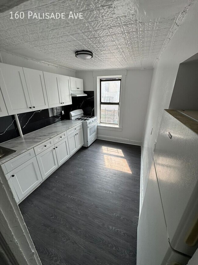 Building Photo - 160 Palisade Ave
