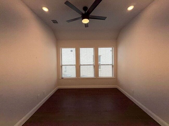 Building Photo - 528 Evergreen Rd