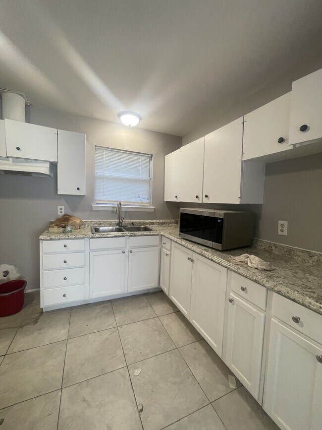 Building Photo - 8411 Glen Regal Dr