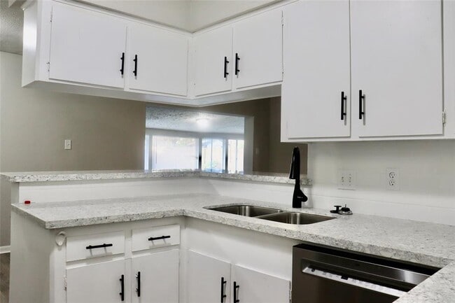 Building Photo - 6122 Heatherbrook Dr