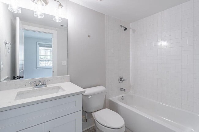 Building Photo - 370 Thrasher St NW