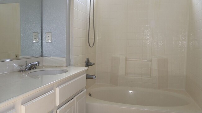 Building Photo - 3 bedrooms 2.5 baths  house in Eastlake- Chula Vista