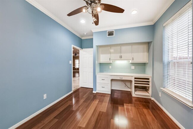 Building Photo - 2427 Shelby Park Dr