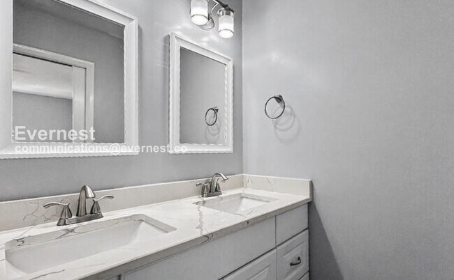 Building Photo - 1 Bed/1 Bath Condo with Off-Street Parking / Pet-Friendly / Vouchers Accepted / Available Now!