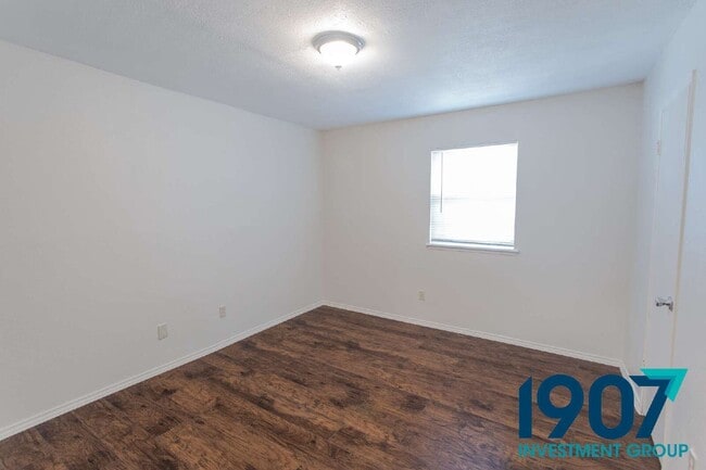Building Photo - 611 Sinclair Dr