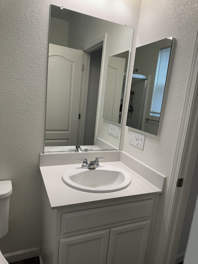 Building Photo - Manteca 5 Bedroom, 3 Bath Executive Style ...