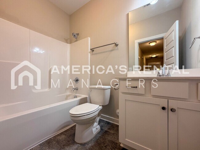 Building Photo - Modern Living in Brookwood!