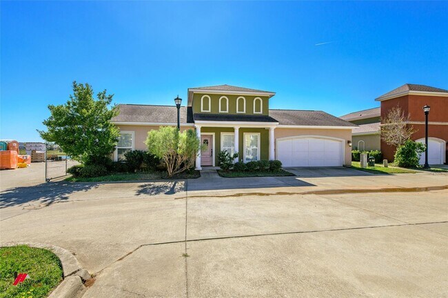 Primary Photo - Villaggio Townhouse