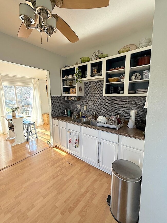 Building Photo - Cute WyCo Bungalow