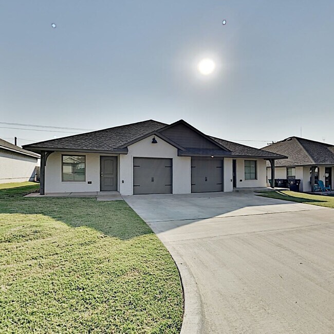 Building Photo - 2 Bedrooms, 1 Bathroom 1 Car Garage Close to Broadway Extension, a short distance from Edmond and...