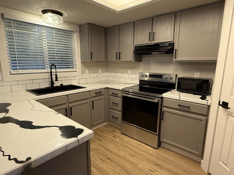 Building Photo - 1093 W Waltman Dr