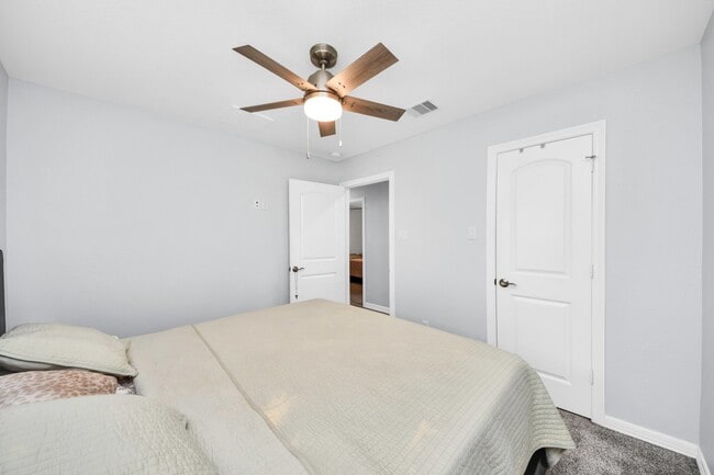 Building Photo - 834 Ellington St