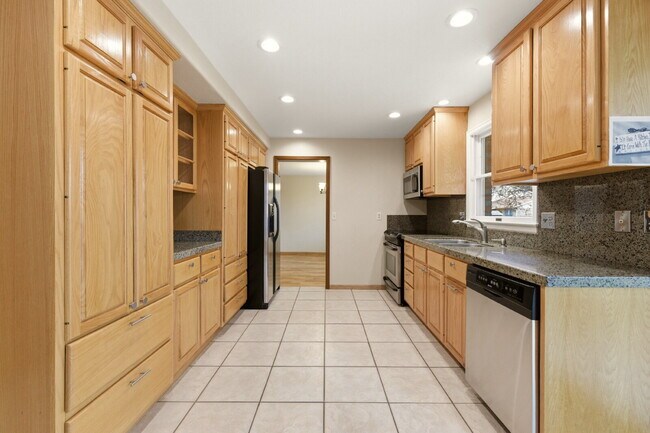 Building Photo - Single-Family Home in Near-Perfect Condition | 931 square foot 3-Car Garage!! | Covered Patio | L...