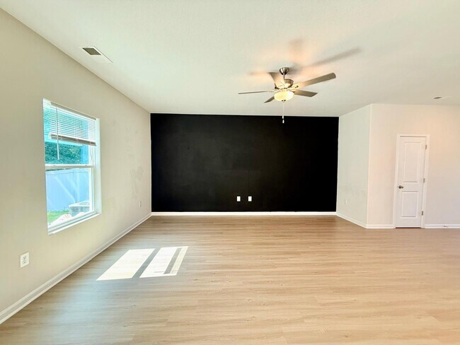 Building Photo - 6200 Lowe Ln