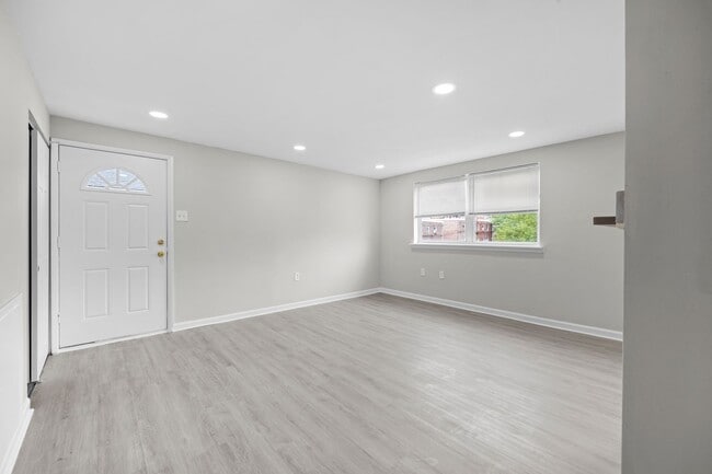 Building Photo - 551 Avon St