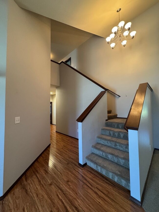 Building Photo - Spacious 5-Bedroom Home with Bonus Living ...