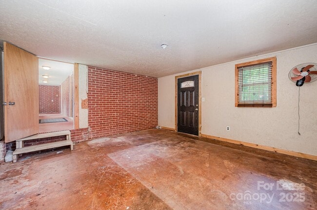 Building Photo - 6118 S Rocky River Rd