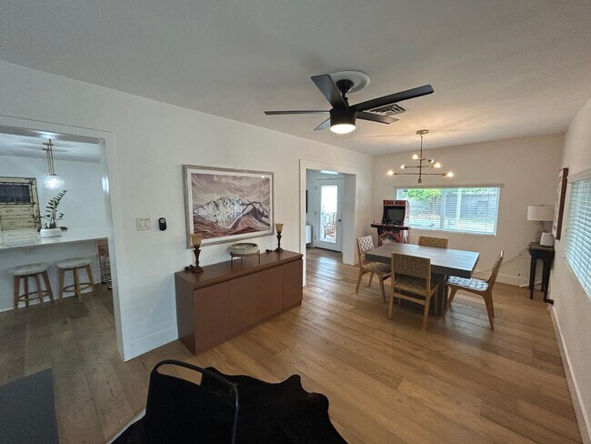 Building Photo - 4016 E Avalon Dr