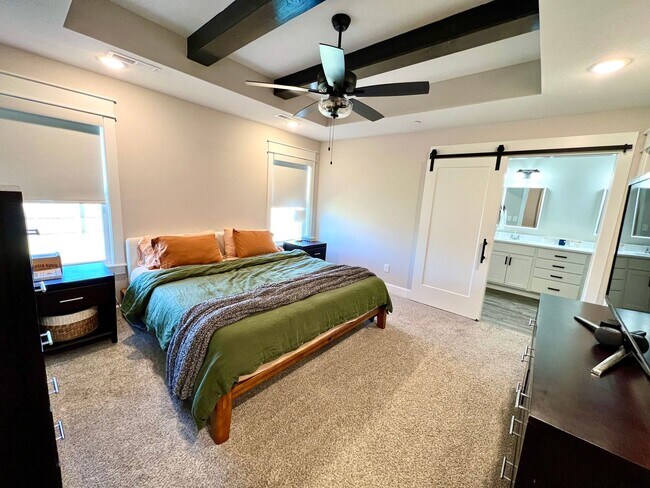 Building Photo - Modern Single-Family Home in Scenic Meadows Neighborhood