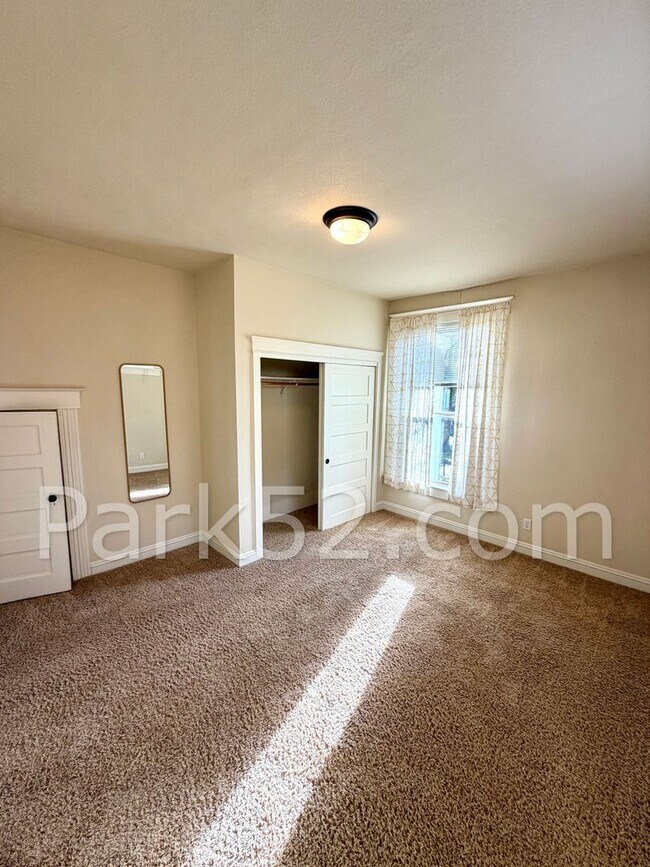 Building Photo - 1 Bedroom Unit in Tacoma Tri-Plex with Washer & Dryer!